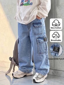 SHEIN Genkimix Kids 男童工裝牛仔長褲，四季百搭街頭復古風，嬰兒藍水洗色，側邊多口袋工裝設計，冬季款 - 中等水洗藍 - 查看 5