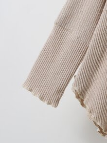 SHEIN 女童軟糯燕麥色針織兩件套，高領不對稱上衣配荷葉邊飾 + 喇叭長褲，身上飾有3D手工花朵裝飾，柔軟親膚彈性面料，韓系風格，秋冬日常與旅行穿搭，一套打造甜美小公主造型 - 杏色 - 查看 7