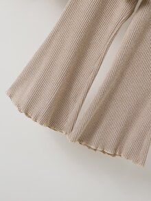SHEIN 女童軟糯燕麥色針織兩件套，高領不對稱上衣配荷葉邊飾 + 喇叭長褲，身上飾有3D手工花朵裝飾，柔軟親膚彈性面料，韓系風格，秋冬日常與旅行穿搭，一套打造甜美小公主造型 - 杏色 - 查看 9