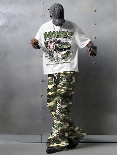 Manfinity EMRG Conjunto de 2 piezas para hombre: camiseta blanca de manga corta + pantalones acampanados de pierna ancha con estampado de camuflaje verde, camiseta con estampado de coche de carreras & leopardo + pantalones con estampado de letras de camuflaje, estilo retro Y2K streetwear, adecuado para el festival de música Coachella, conciertos, vacaciones, uso diario
