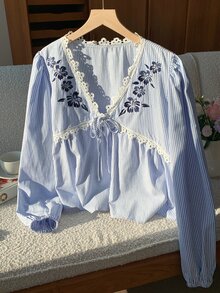 Comfortcana 女士花卉刺绣撞色蕾丝V领条纹前系带时尚衬衫 - 藍白色 - 查看 8