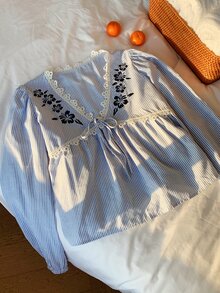 Comfortcana 女士花卉刺绣撞色蕾丝V领条纹前系带时尚衬衫 - 藍白色 - 查看 3