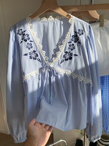 Comfortcana 女士花卉刺绣撞色蕾丝V领条纹前系带时尚衬衫 - 藍白色 - 查看 1