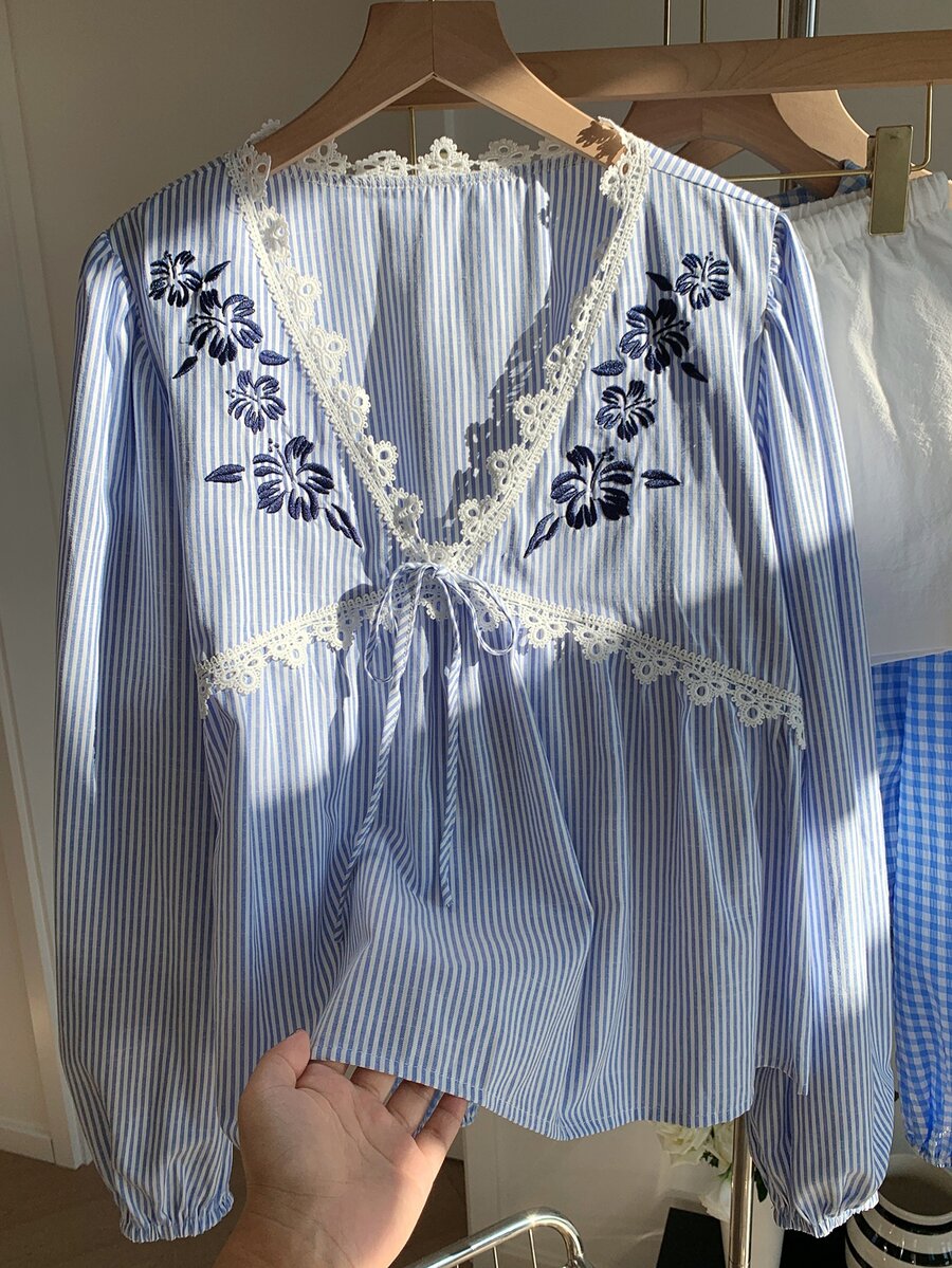 Comfortcana 女士花卉刺绣撞色蕾丝V领条纹前系带时尚衬衫 - 藍白色 - 查看 1