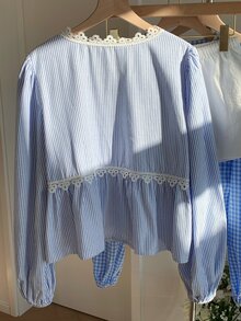 Comfortcana 女士花卉刺绣撞色蕾丝V领条纹前系带时尚衬衫 - 藍白色 - 查看 2