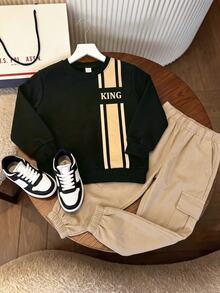 SHEIN 小男孩時尚簡約白色滿版印花設計 KING 口號印花圓領衛衣休閒工裝褲套裝 生日秋季 - 彩色 - 查看 4