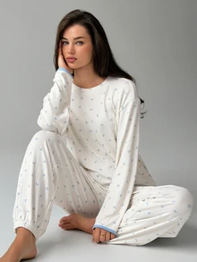 DAZY Conjunto de pijama para mujer con top de manga larga con estampado floral pequeño y pantalones largos con cintura con cordón - Blanco - Ver 1