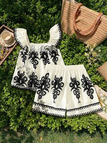 SHEIN Tween Girls 2pcs/Set Black And White Geometric Floral Print Flutter Sleeve Top Set, Holiday Outfits, Casual - Black and White - View 2