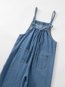 SHEIN Genkimix Kids 少女牛仔吊帶長褲，柔軟棉質休閒款，時尚百搭舒適簡約，細肩帶交叉後背設計，附可拆式大蝴蝶結，寬鬆直筒版型，中藍色水洗牛仔吊帶褲連身褲，適合日常穿著與度假 - 中等水洗藍 - 查看 6