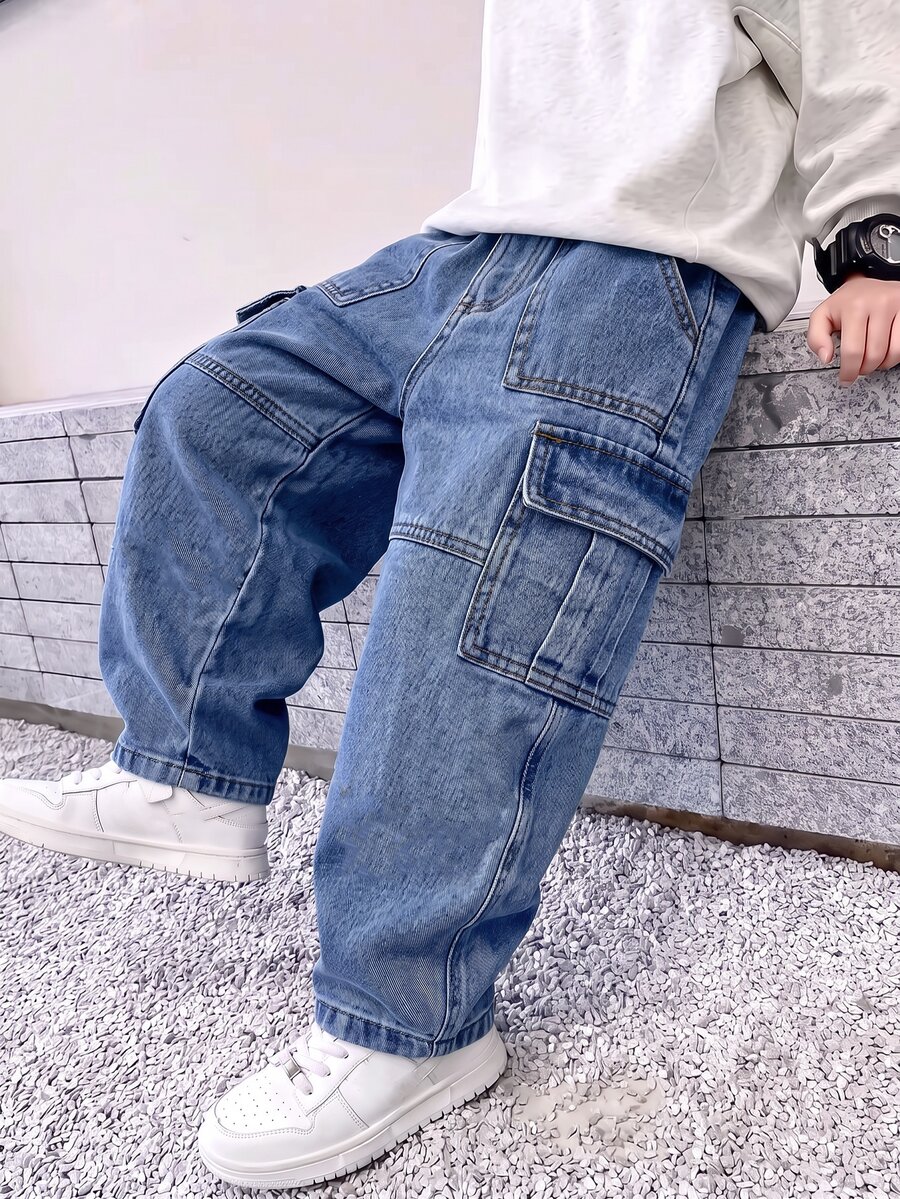 SHEIN Genkimix Kids 男童淺藍色丹寧工裝褲,冬季休閒日常穿著,彈性腰頭附可調抽繩,大口袋,寬鬆直筒版型 - 中等水洗藍 - 查看 1