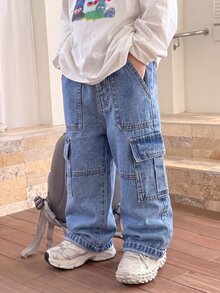 SHEIN Genkimix Kids 男童淺藍色丹寧工裝褲，冬季休閒日常穿著，彈性腰頭附可調抽繩，大口袋，寬鬆直筒版型 - 中等水洗藍 - 查看 4