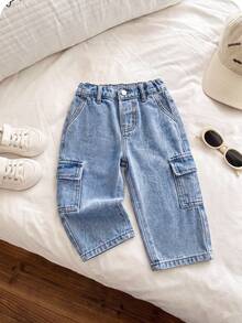 SHEIN Calça Denim Jeans Azul Claro com Efeito Lavado, Bolso Cargo, Ajuste Solto, Estilo de Rua Cool e Fashion para Bebê Menino, Outono - Lavagem clara - Visão 4