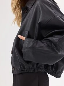 KÆRIA Hus Avslappnad PU-jacka med knappar – texturerad läderlook – svart – oversized, utility, minimalistisk - Svart - Visa 4