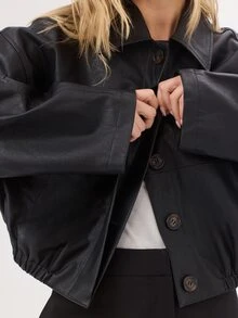 KÆRIA Hus Avslappnad PU-jacka med knappar – texturerad läderlook – svart – oversized, utility, minimalistisk - Svart - Visa 7