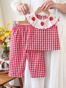 SHEIN 2pcs Baby Girls Sweet Cute Princess Cowgirl Strawberry Print Sleeveless Tank Top Pants Set, Red And White Plaid Stripes + 3D Strawberry Embroidery - Red - View 4