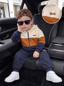 SHEIN 2件組幼童男童連帽外套＋長褲，學院風海軍藍與薑黃奶油色拼接，羅紋飾邊長袖連帽常規款，秋季校園慢跑舒適運動套裝 - 彩色 - 查看 8