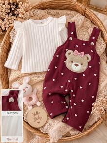 SHEIN Playful Pals 女嬰蓮花粉卡通熊連身褲套裝，滿版愛心印花荷葉袖上衣與羅紋吊帶褲 2 件套，適合外出與玩耍 - 紅色 - 查看 3