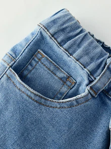 SHEIN 女童破洞喇叭牛仔褲，四季皆宜，復古 Y2K 街頭風，淺藍色丹寧，破洞磨損設計，毛邊褲腳，喇叭褲腿，舒適彈性棉丹寧布料，可搭配長袖 T 恤、衛衣，百搭，適合日常出遊、派對、音樂節等，春夏/秋冬熱銷款 - 中等水洗藍 - 查看 7