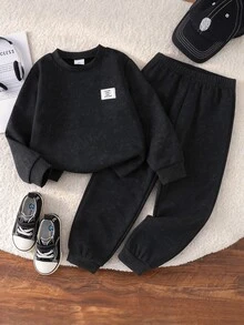 SHEIN 秋季長袖水洗紋理運動衫與工裝慢跑褲套裝，極簡標籤裝飾，柔軟休閒男童服飾，彈性腰頭設計，生日禮物 - 黑色 - 查看 8