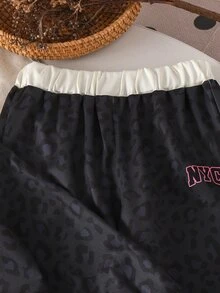SHEIN 女童 2 件組春夏/秋冬套裝，豹紋長袖領口上衣 + 寬腿褲套裝，NYC 字母印花，柔軟休閒 T 恤套裝，彈性腰帶女童日常運動套裝 - 灰色 - 查看 7