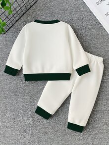 SHEIN 2件組幼兒男童運動衫慢跑褲套裝，學院風米色與綠色字母印花條紋，長袖圓領加厚抓絨，適合戶外秋季假期舒適慢跑運動 - 墨綠色 - 查看 2