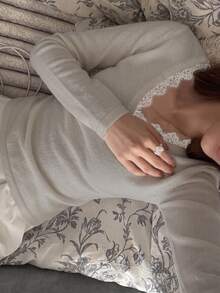 Flirla 女款秋季休閒浪漫優雅年輕百搭蕾絲飾邊拼接軟針織修身毛衣 早午餐淺灰色 - 淺灰色 - 查看 3