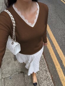 Flirla 女款秋冬休閒優雅年輕百搭蕾絲飾邊拼接軟針織修身毛衣，適合日間與晚餐穿著，藍白配色 - 巧克力棕 - 查看 4