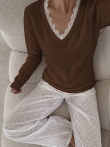 Flirla 女款秋冬休閒優雅年輕百搭蕾絲飾邊拼接軟針織修身毛衣，適合日間與晚餐穿著，藍白配色 - 巧克力棕 - 查看 5