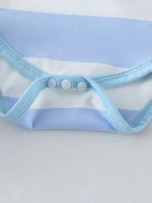 SHEIN 嬰兒男童夏季休閒藍白條紋短袖翻領連身衣 馬刺繡前扣式連身套裝 適合派對與家庭穿搭 - 淺藍色 - 查看 7