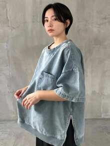 Dazy Plus Blusa denim de cuello redondo azul claro lavado con bolsillos y decoración de cremallera en el bajo para tallas grandes - Lavado ligero - Ver 2