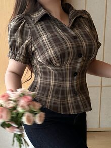 REIGN AVE Camisa corta de manga corta con cuello vuelto, patrón de cuadros y fruncido, talla grande, para mujer, de franela a cuadros - Caqui - Ver 3