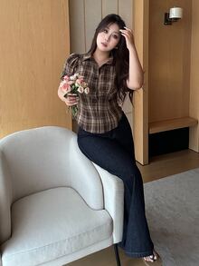 REIGN AVE Camisa corta de manga corta con cuello vuelto, patrón de cuadros y fruncido, talla grande, para mujer, de franela a cuadros - Caqui - Ver 7
