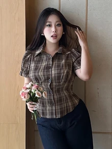 REIGN AVE Camisa corta de manga corta con cuello vuelto, patrón de cuadros y fruncido, talla grande, para mujer, de franela a cuadros - Caqui - Ver 6