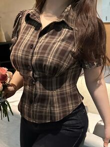 REIGN AVE Camisa corta de manga corta con cuello vuelto, patrón de cuadros y fruncido, talla grande, para mujer, de franela a cuadros - Caqui - Ver 1