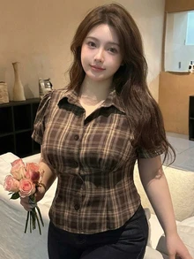 REIGN AVE Camisa corta de manga corta con cuello vuelto, patrón de cuadros y fruncido, talla grande, para mujer, de franela a cuadros - Caqui - Ver 8