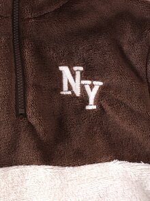 SHEIN 男童秋冬法蘭絨兩件套，半拉鍊立領拼色 NY 刺繡衛衣與收口長褲，咖啡色與奶油色拼色層次造型，幼兒/小童休閒套裝，上衣與收口運動褲套裝，適合兒童活動、日常穿著、上學與拍照 - 棕色 - 查看 6