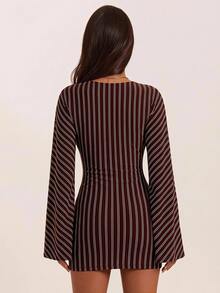 SHEIN BAE 女款迷你洋裝 經典條紋圖案 V領長袖 全季百搭 可層疊穿搭 秋冬適用 現代都市時尚 職場辦公室 Siren 風格 高端通勤 機場街頭風 咖啡廳休閒 知識分子優雅 老錢風 郵輪度假 婚禮賓客穿搭 - 彩色 - 查看 2