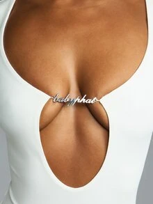 BABYPHAT بودي سوت بأكمام طويلة مع فتحة صدر عميقة وتفاصيل معدنية بشعار فضي، ياقة عميقة، مقاس ضيق جداً، مناسب لحفلات الربيع والسهرات الليلية - أبيض - مشاهدة 4
