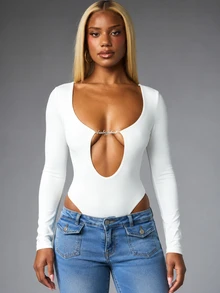 BABYPHAT بودي سوت بأكمام طويلة مع فتحة صدر عميقة وتفاصيل معدنية بشعار فضي، ياقة عميقة، مقاس ضيق جداً، مناسب لحفلات الربيع والسهرات الليلية - أبيض - مشاهدة 2