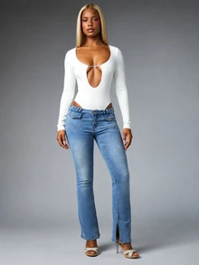 BABYPHAT بودي سوت بأكمام طويلة مع فتحة صدر عميقة وتفاصيل معدنية بشعار فضي، ياقة عميقة، مقاس ضيق جداً، مناسب لحفلات الربيع والسهرات الليلية - أبيض - مشاهدة 1