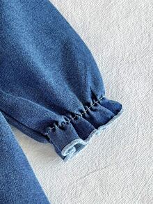 SHEIN 1 buah Gaun Denim Berkerut untuk Balita Perempuan, Gaun Putri Manis Biru Denim dengan Kancing dan Hiasan Berkerut, Lengan Panjang Berlipat, Leher Bulat, Cocok untuk Pesta Ulang Tahun, Liburan Musim Gugur, dan Nyaman. - Light Wash - View 6