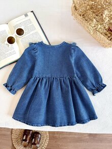SHEIN 1 buah Gaun Denim Berkerut untuk Balita Perempuan, Gaun Putri Manis Biru Denim dengan Kancing dan Hiasan Berkerut, Lengan Panjang Berlipat, Leher Bulat, Cocok untuk Pesta Ulang Tahun, Liburan Musim Gugur, dan Nyaman. - Light Wash - View 2