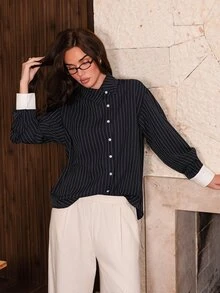 Bris Aura Blus Wanita Kasual Longgar dengan Motif Garis-Garis Kontras dan Kancing Asimetris, Elegan, Cocok untuk Musim Semi dan Gugur - Navy Blue - View 5