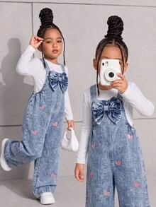 SHEIN 女童牛仔吊帶褲 牛仔女郎西式風 中藍色 粉色愛心刺繡 3D大蝴蝶結 直筒寬鬆 柔軟舒適 日常度假夏季款 - 中等水洗藍 - 查看 2