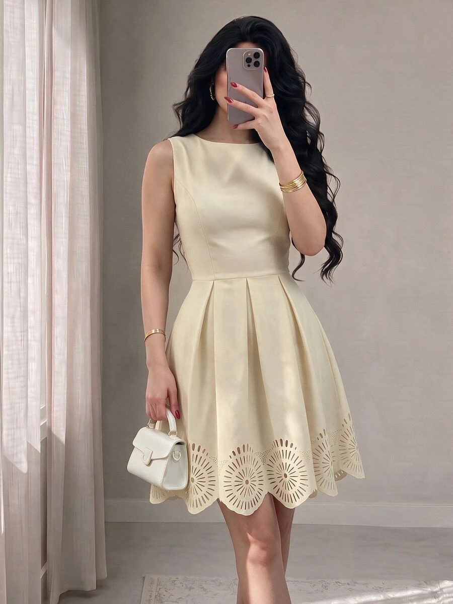 Modelyn 女款奶油色無袖迷你洋裝，法式極簡圓領高腰百褶扇形鏤空雷射切割下擺，啞光抗皺，適合高爾夫與茶會