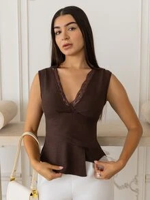 Andrea Bello 新款极简时尚通勤蕾丝拼接腰部褶皱不对称V领套头衫 - 棕色 - 查看 1
