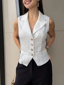 Yohana Edit 女士夏季新款通勤休闲清爽白色条纹西装马甲，采用挺括的西装面料，平驳领设计，单排珍珠金属纽扣和假口袋装饰，兼具清爽优雅的气质，适合工作通勤、商务会议或半正式场合穿着，是一款百搭单品，属于清爽条纹马甲、白色优雅西装马甲和收腰外套类别。 - 白色 - 查看 4