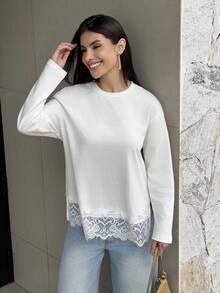 Yohana Edit 2026SS 女款蕾絲拼接圓領長袖上衣，白色，簡約優雅，適合辦公室穿著、專業正裝、休閒穿搭，都市現代風，接待員制服，返校穿搭，寬鬆版型，2026春夏假期與節慶穿搭，時尚百搭 - 白色 - 查看 2