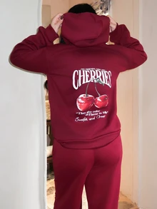 Dayanna Comas Áo sweatshirt nữ kiểu dáng thường ngày in hình quả anh đào, tay rớt. - Màu Đỏ Sâu - Xem 2