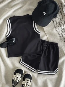 SHEIN 2件組男嬰黑色夏季休閒海灘運動套裝 網眼無袖上衣 數位與文字印花 彈性腰圍短褲 時尚嬰兒套裝 - 黑色 - 查看 3